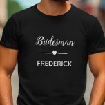 Moderne bruidsman met naam in witte bruiloft t-shirt<br><div class="desc">Uw bruidsman gaat veel plezier hebben met het dragen van dit gepersonaliseerde t-shirt wanneer hij helpt met uw huwelijksplanningssessies! Show hem hoeveel hij voor je betekent met dit speciale cadeau!</div>