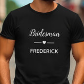 Moderne bruidsman met naam in witte bruiloft t-shirt