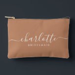 Moderne bruidsmeisje cadeau karamel gunst etui<br><div class="desc">Deze bruidsmeisje accessoiretas is voorzien van een handgeschreven witte script typografie met moerassen op een karamel achtergrond. Cadeau uw bruidsmeisjes met een toilettas voor hun make-up en kleine items die traditioneel worden gepresenteerd tijdens het repetitiediner,  voor gebruik in de vroege morgen voor de bruiloft.</div>