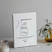 Moderne bruiloft bericht in een fles gastenboek te reclamebord met voetstuk