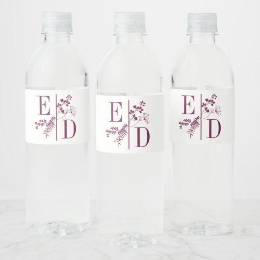 Moderne bruiloft Burgundy Initialen Water Bottle L Waterfles Etiket (Flessen)