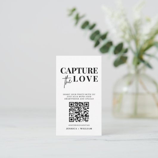 Moderne bruiloft Capture de liefde Qr Code Informatiekaartje (Staand voorkant)