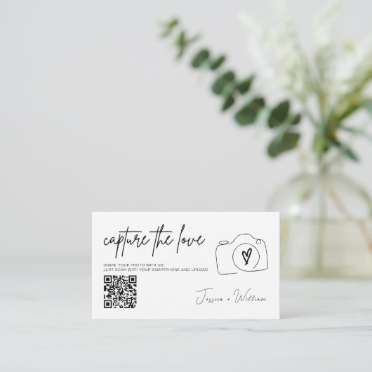 Moderne bruiloft Capture de liefde Qr Code Informatiekaartje (Staand voorkant)