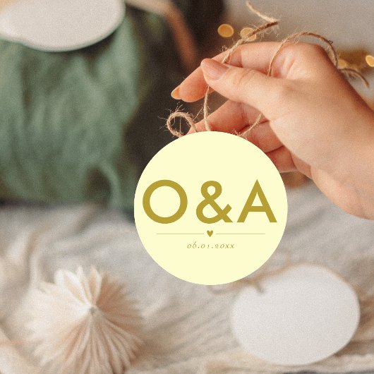 Moderne bruiloft envelop monogram | botergeel ronde sticker