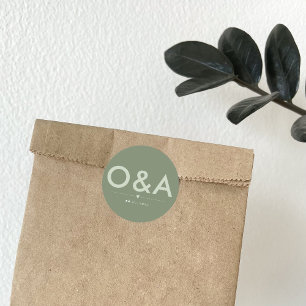 Moderne bruiloft envelop monogram Dark Sage Ronde Sticker