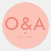Moderne bruiloft envelop monogram | licht koraal ronde sticker (Voorkant)