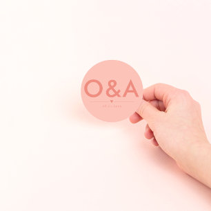 Moderne bruiloft envelop monogram   licht koraal ronde sticker
