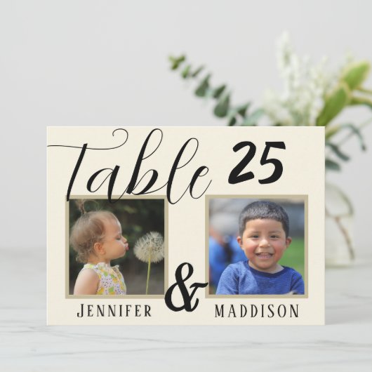 Moderne bruiloft foto licht Biege Table Number (Staand voorkant)