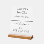 Moderne bruiloft gunsten wit zwart typografie acryl bord (Hoek)