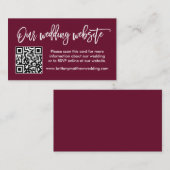 Moderne bruiloft in penseel script QR Burgundy Informatiekaartje (Voorkant / Achterkant)
