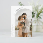 Moderne bruiloft met een boog, sla de datumkaart o save the date (Staand voorkant)