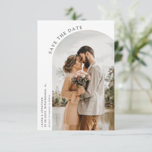 Moderne bruiloft met een boog, sla de datumkaart o save the date (Staand voorkant)