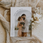 Moderne bruiloft met een boog, sla de datumkaart o save the date<br><div class="desc">het moderne ontwerp van de manuscriptvorst met een afbeelding van paren en douanetekst. De teksteigenschappen op dit ontwerp kunnen worden uitgegeven</div>