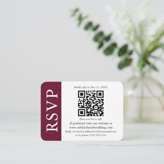 Moderne bruiloft QR RSVP Foto Burgundy and White Informatiekaartje (Staand voorkant)