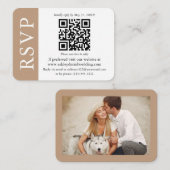 Moderne bruiloft QR RSVP Foto Taupe and White Informatiekaartje (Voorkant / Achterkant)
