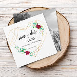 Moderne bruiloft sparen de datum Geometrische hart Save The Date<br><div class="desc">Gefeliciteerd! Save the date is de eerste stap in het instellen van een toon voor uw bruiloft. Maak indruk op uw gast met deze moderne save the date kaart met geometrische hart en rode rozen. De achterkant van de kaart past uw favoriete foto van u en uw verloofde aan.</div>