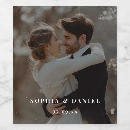 Moderne Bruiloft Zwart & Wit Overlay Foto Wijn Etiket (Enkel label)