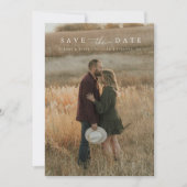 Moderne bruiloftsfoto met bruine schrift save the date (Voorkant)
