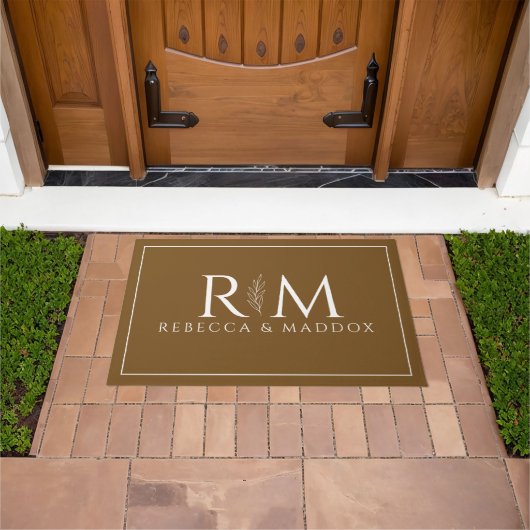 Moderne bruine deurmat met monogram (Buiten)