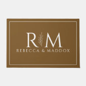 Moderne bruine deurmat met monogram (Voorkant)