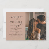 Moderne bruine kalligrafie 2 Foto Engagement Party Kaart (Voorkant)