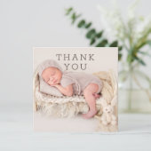 Moderne bruine script babyfoto bedankje bedankkaart (Staand voorkant)