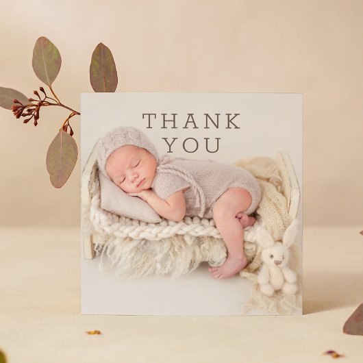 Moderne bruine script babyfoto bedankje bedankkaart