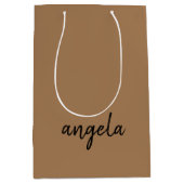 Moderne bruine stijlvolle aangepaste naam medium cadeauzakje (Voorkant)