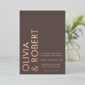 Moderne bruine vet minimalistische bruiloft folie uitnodiging (Staand Voorkant)