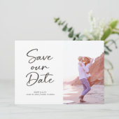 Moderne Brush Script 2 Foto Huwelijk Save The Date (Staand voorkant)