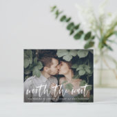 Moderne Brush Script De Wacht Is De Moete Waard Ui Aankondigingskaart (Staand voorkant)