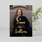 Moderne Brush Script Foto Afstuderen Middelbare Sc Folie Uitnodiging (Staand Voorkant)