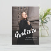 Moderne Brush Script Grad Foto Afstuderen Aankondiging (Staand voorkant)