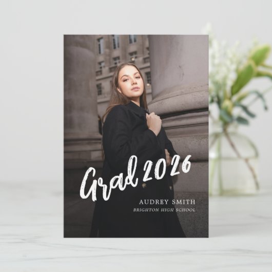 Moderne Brush Script Grad Foto Afstuderen Aankondiging (Staand voorkant)
