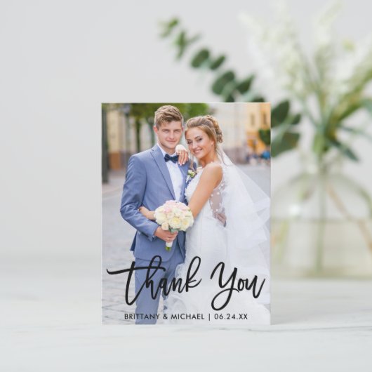 Moderne Brush Script Huwelijk Koppel Foto Bedankt Briefkaart (Staand voorkant)
