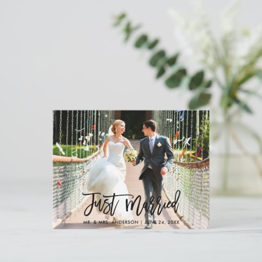 Moderne Brush Script Huwelijk Net Getrouwd Foto Briefkaart (Staand voorkant)