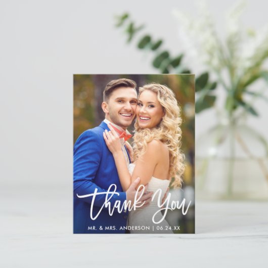Moderne Brush Script Huwelijksfoto Dank Je Briefkaart (Staand voorkant)