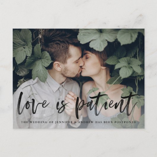 Moderne Brush Script 'Liefde is Geduldig' Uitstel Aankondigingskaart (Voorkant)