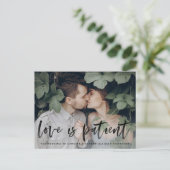 Moderne Brush Script 'Liefde is Geduldig' Uitstel Aankondigingskaart (Staand voorkant)