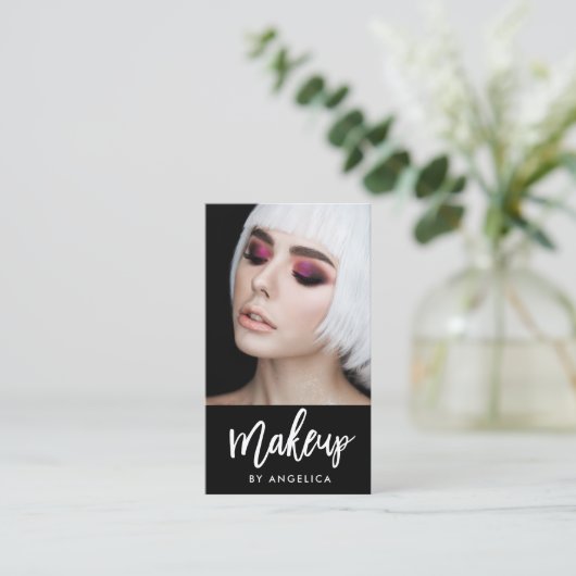 Moderne Brush Script Make-up Artiest Foto Visitekaartje (Staand voorkant)