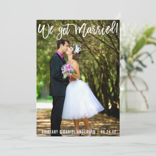 Moderne Brush Script We Got Married Koppel Foto Aankondiging (Staand voorkant)