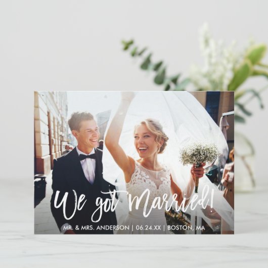 Moderne Brush Script We Got Married Trouwdag Aankondiging (Staand voorkant)