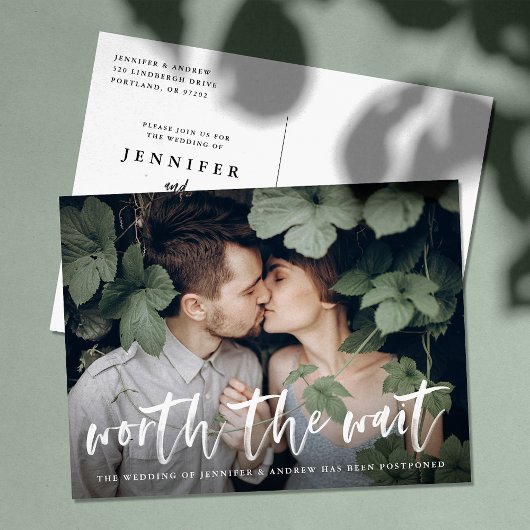 Moderne Brush Script Worth The Wait Uitstel Aankondigingskaart