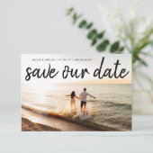 Moderne Brush Zwarte Tekst Foto Huwelijk Save The Date (Staand voorkant)