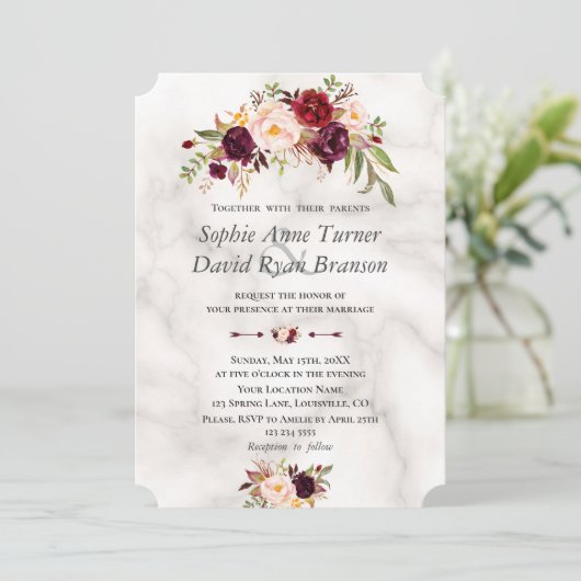 Moderne Burgundy Blush Bloemen Marmeren Huwelijk Kaart (Staand voorkant)