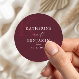Moderne Burgundy Initiaal Minimalistische Trouwdag Ronde Sticker