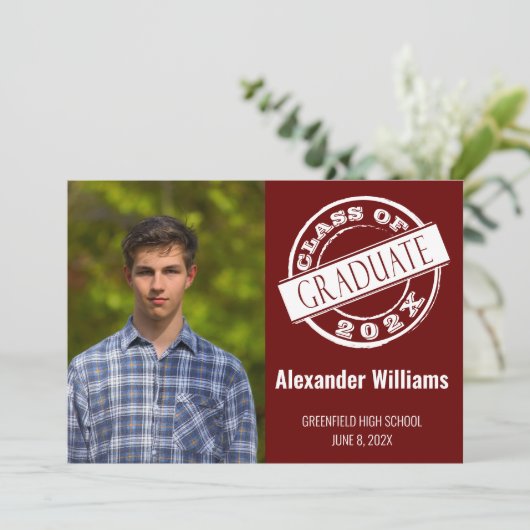Moderne Burgundy Male Foto Afstudeerder Graduparty Kaart (Staand voorkant)