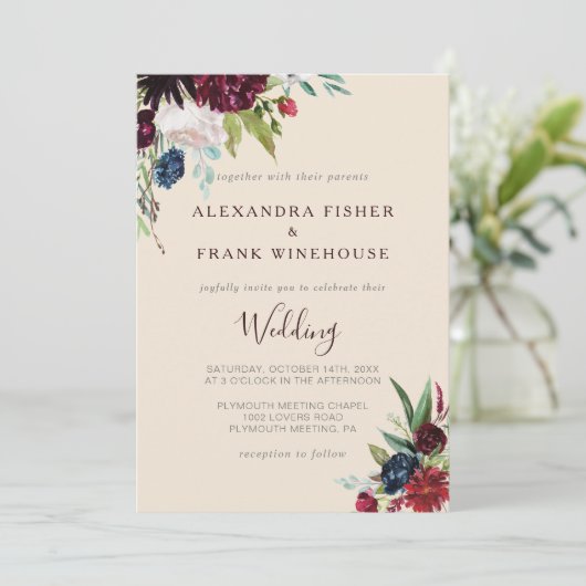Moderne Burgundy Navy Blush Bloemen Bruiloftsinvit Kaart (Staand voorkant)