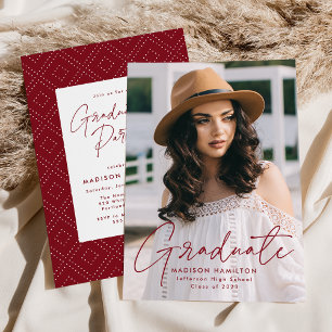 Moderne Burgundy Script Photo Graduparty Kaart