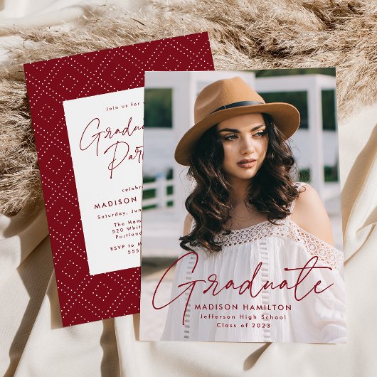 Moderne Burgundy Script Photo Graduparty Kaart